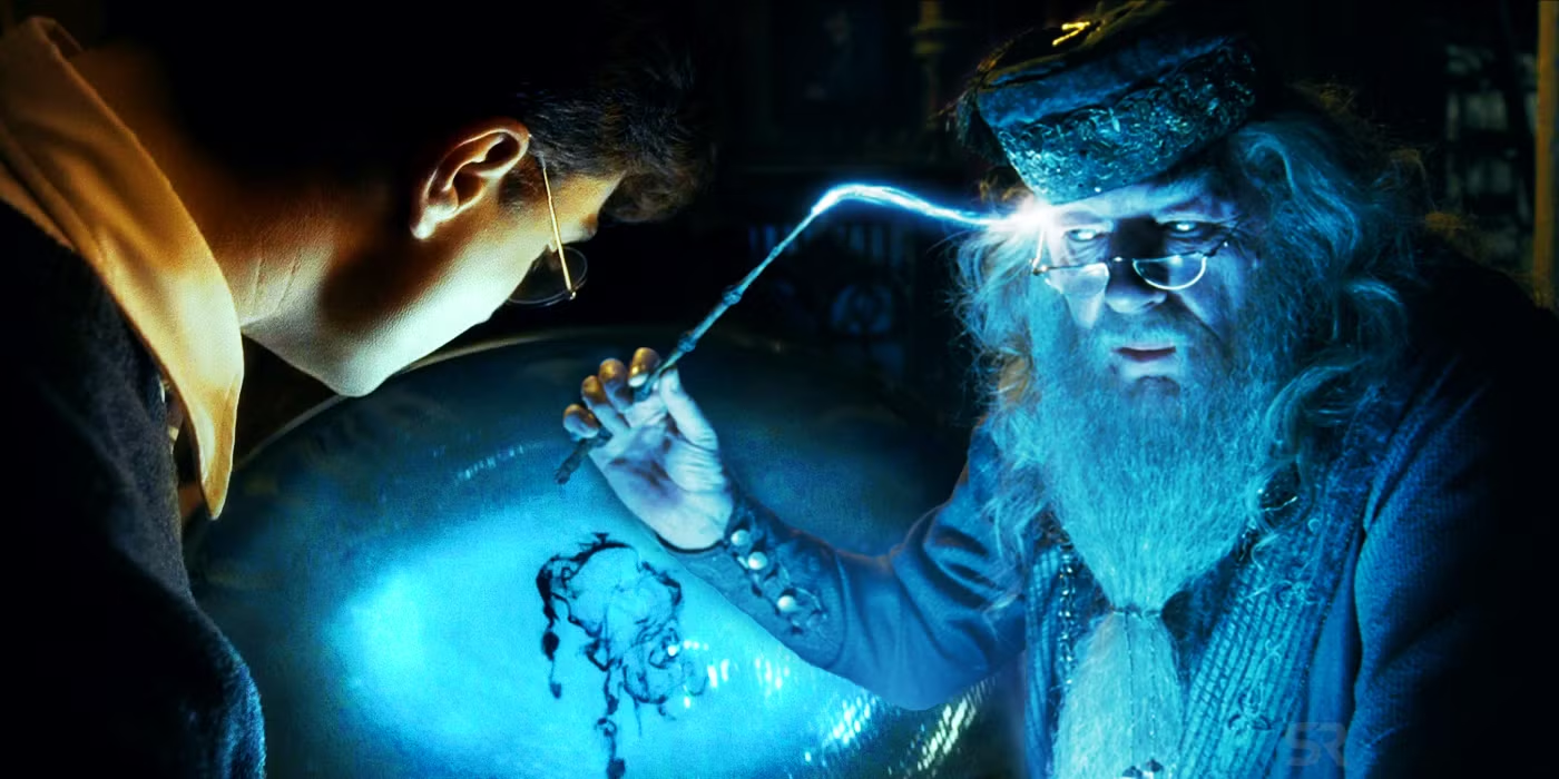 Dumbledore extrae con su varita un recuerdo de la cabeza de Harry Potter y lo deposita en el Pensieve